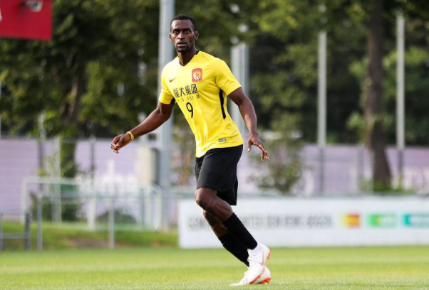 包含葡超赛程吃紧，纽卡斯尔今夜官宣签约，气氛紧张，训练强度明显提升的词条